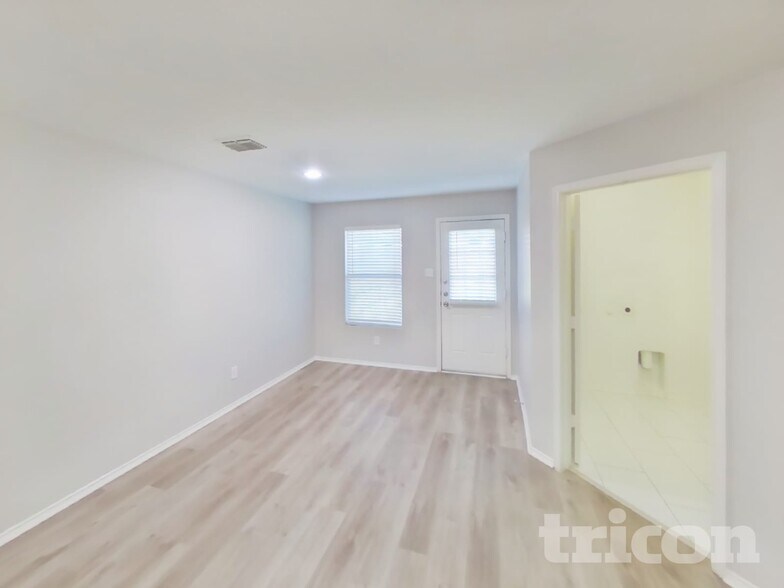 Building Photo - 439 Eisenhower Ln