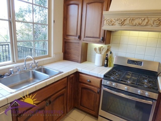 Building Photo - Modern Three-story 5 Bed 3.5 Bath 2,601 sqft Fair Oaks Home