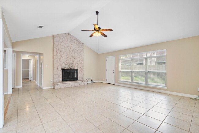 Building Photo - Lovely 3 bedroom 2 bath w/ potential 4 bed...