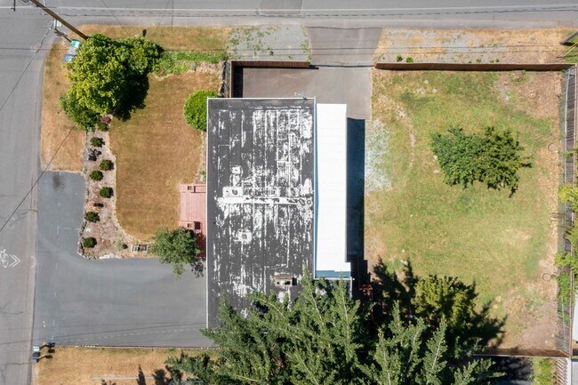 Building Photo - Spacious 5 Bedroom with Huge yard and 3 fireplaces