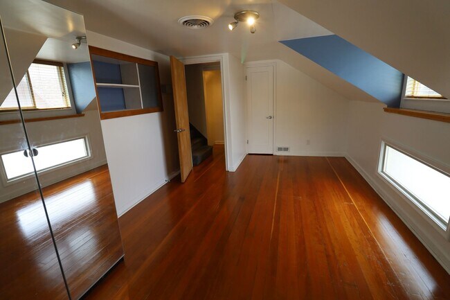 Building Photo - 360 N SF