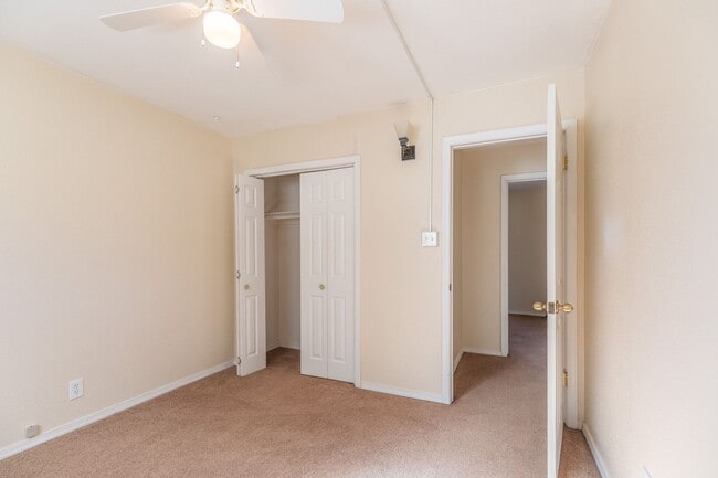 Building Photo - Conveniently located 3 Bedroom with Conver...