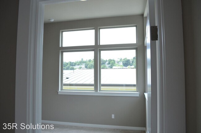 Building Photo - 3 br, 2.5 bath House - 948B Hiawatha Place S
