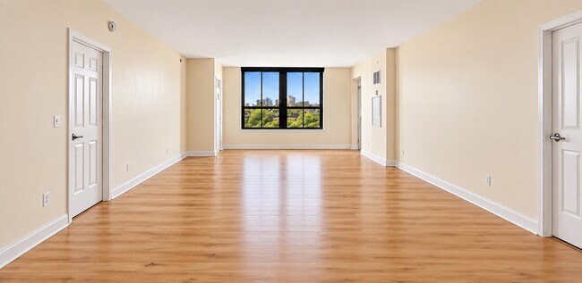 Building Photo - 1025 Maxwell Ln