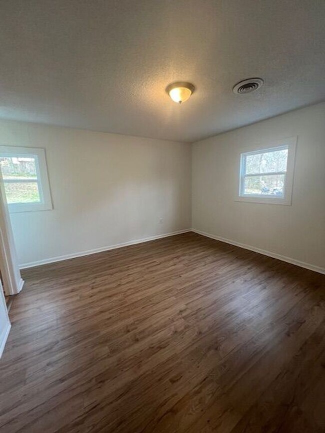 Building Photo - Remodeled 4 Bed 2 Bath House