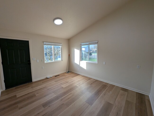 Building Photo - Scappoose House-Newly Remodeled-1/2 off 1s...