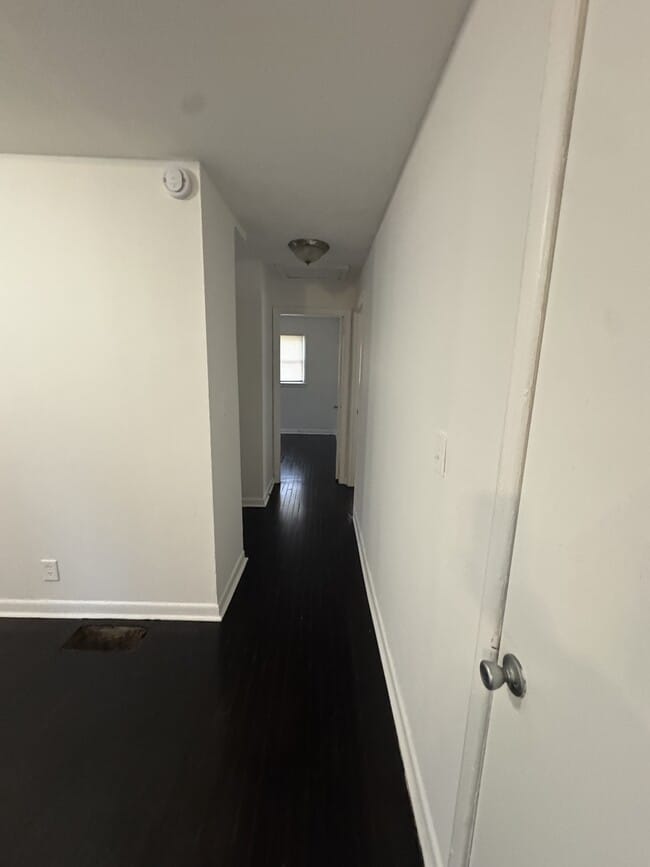 Building Photo - 324 Banberry Dr SE