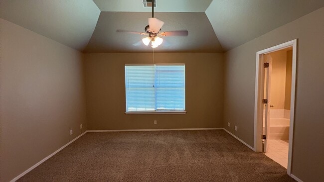 Building Photo - Welcome to this charming 3-bedroom, 2-bath...
