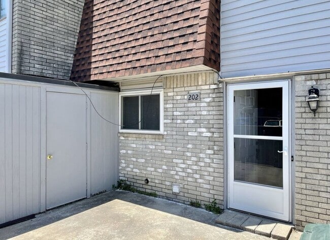 Building Photo - 3-Bed, 2.5 Bath Condo