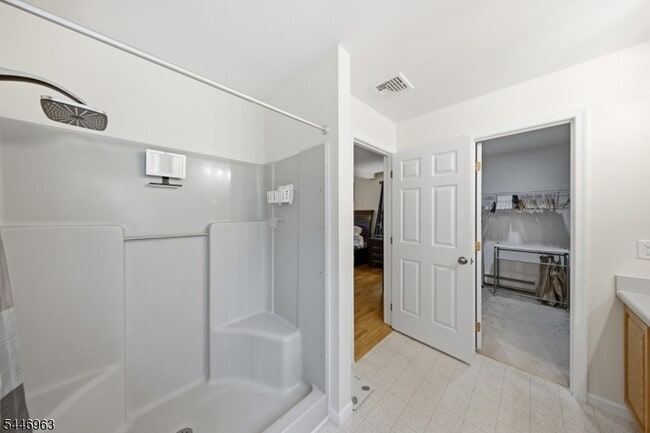 Building Photo - 2057 Lakeside Dr W