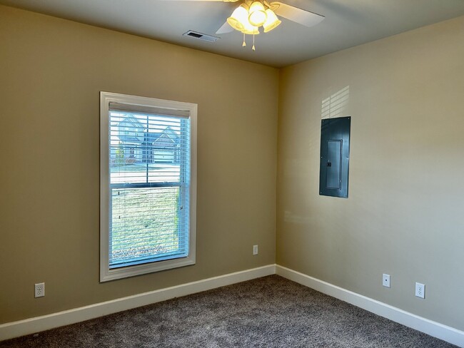 Building Photo - 2BD 2BA ONE LEVEL CONDO IN ALGOOD