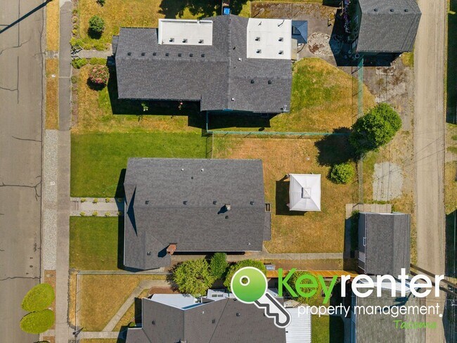 Building Photo - Remodeled Tacoma Gem with Private Yard, Ga...