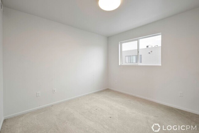 Building Photo - 15 E Kensington Ave