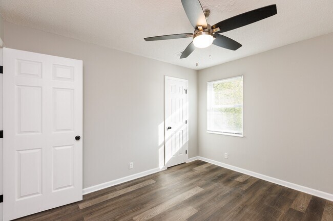 Building Photo - 3223 Alpine Ave