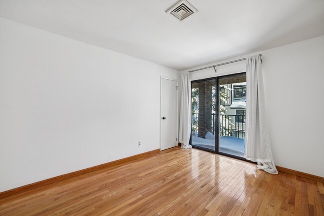 Building Photo - 1491 John St