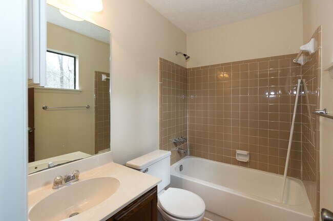 Building Photo - COMING SOON - Spacious 3 Bedroom, 2 Bathro...
