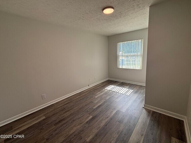 Building Photo - 3903 W 22nd St