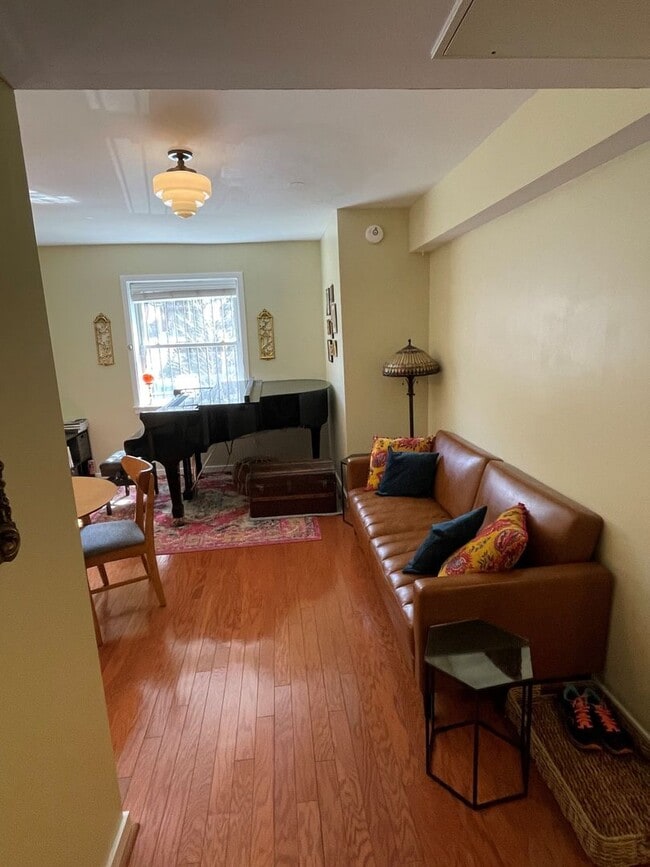 Building Photo - Recently Renovated 1 bedroom apartment in Columbia Heights