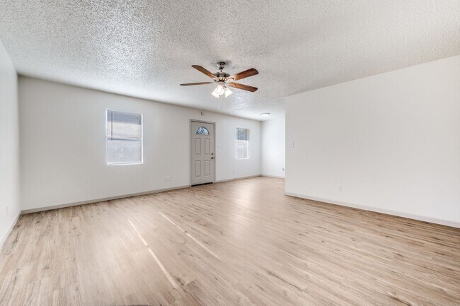 Building Photo - 705 N 1st St