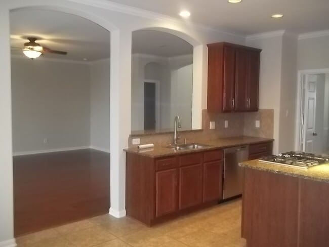 Building Photo - BEAUTIFUL HOME IN A GATED COMMUNITY!