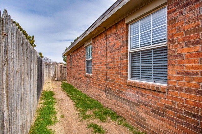 Building Photo - Freshly Updated 3/2/1 in Shadow Hills!