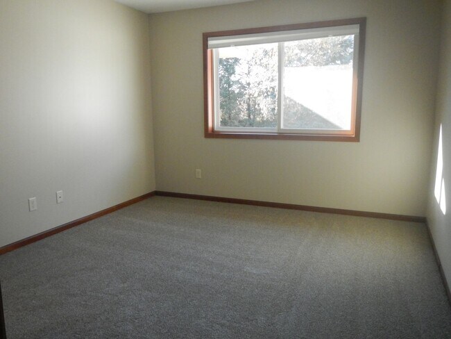 Building Photo - Nice 2 Bedroom 2 Bathroom Twinhome in Somerset