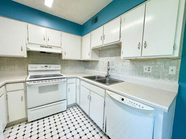 Building Photo - Riverhill Apartments - St Andrews area