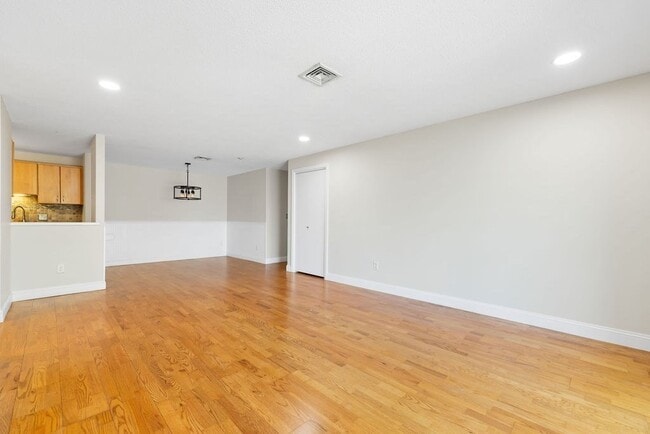 Building Photo - 15 Bower Rd