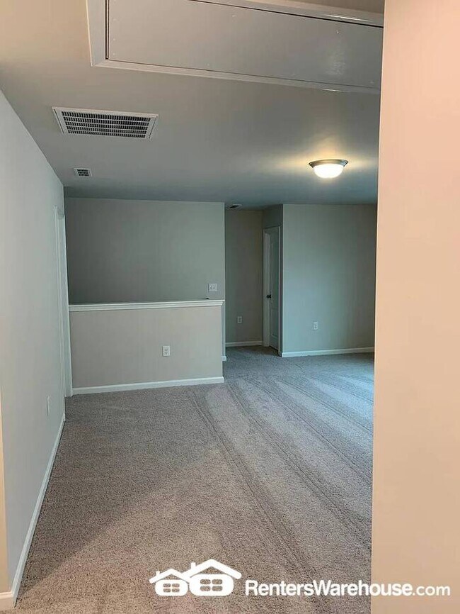 Building Photo - Spacious 4-bedroom home with large loft! A...