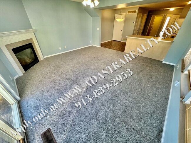 Building Photo - Spacious 3 Bed, 2 Bath, 2 Half Bath Townhome in Lee's Summit-Available NOW!!
