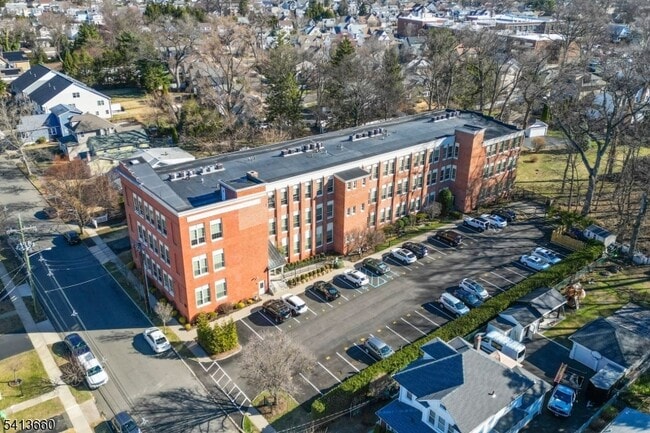 Building Photo - 33 Forest Ave