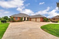 Building Photo - Amazing Home in Desirable Location