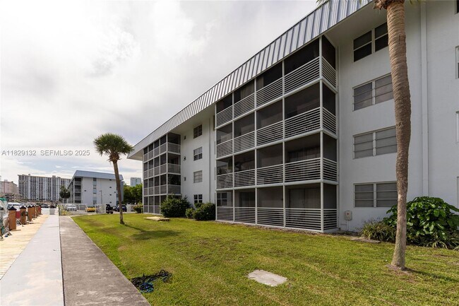 Building Photo - 3551 NE 169th St