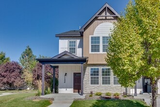 Building Photo - Gorgeous Townhome available!