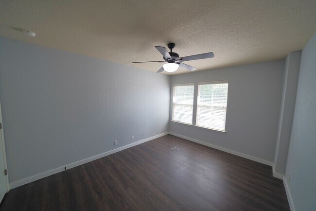 Building Photo - Great 4 Bedroom, 2.5 Bathroom Home Now Ava...