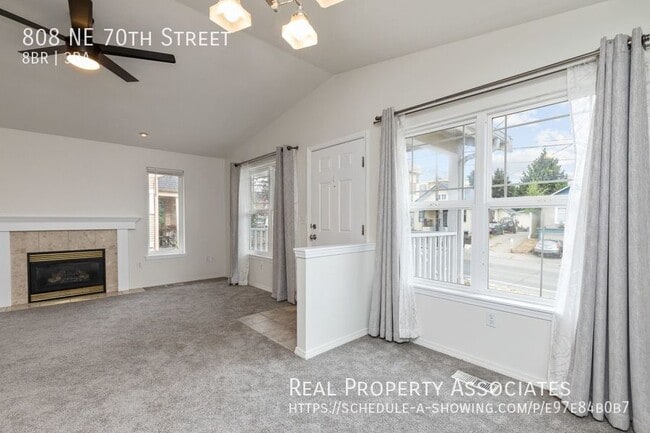 Building Photo - 808 NE 70th St