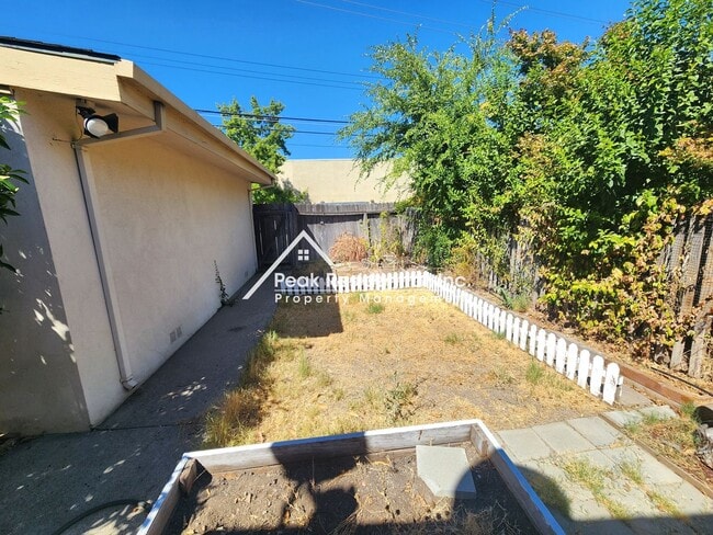 Building Photo - Spacious Arden Area 3bd/2ba Duplex with Garage