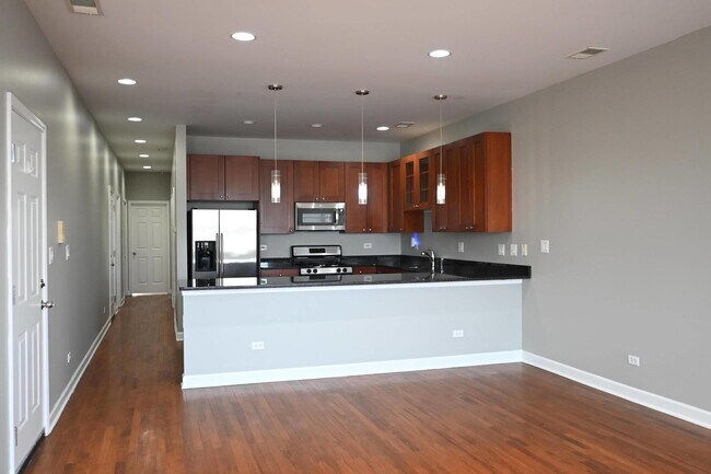 Building Photo - 529 N Racine Ave