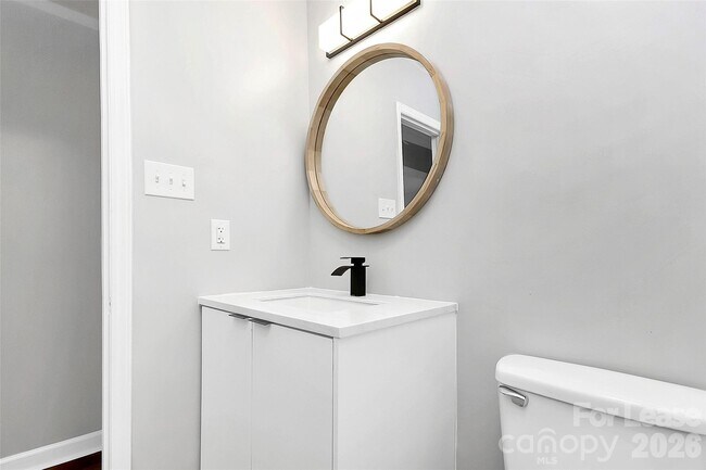 Building Photo - 526 Julia Ave