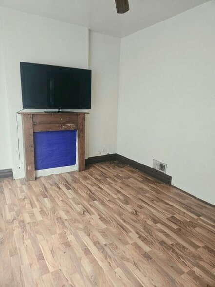 Building Photo - 725 W 69th St
