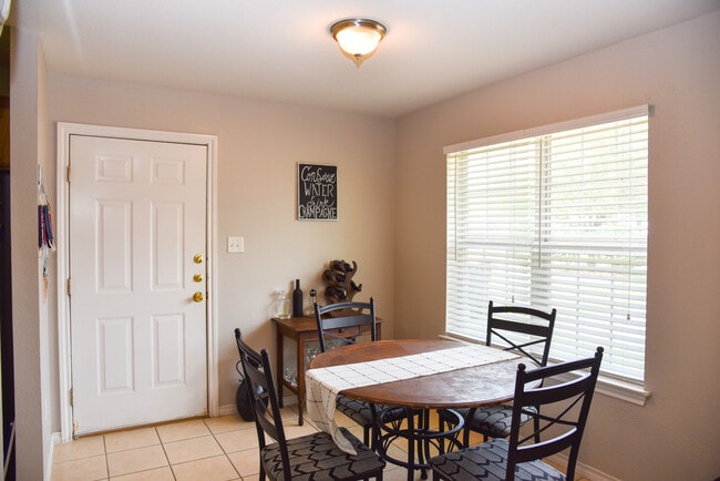 Building Photo - 3813 Oldenburg Ct