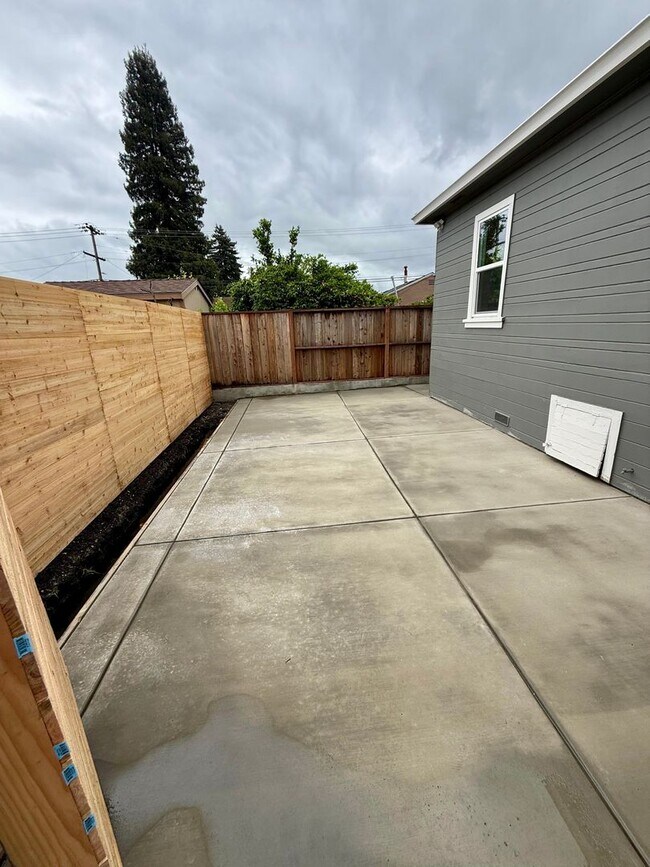 Building Photo - Completely Remodeled Single Family House!