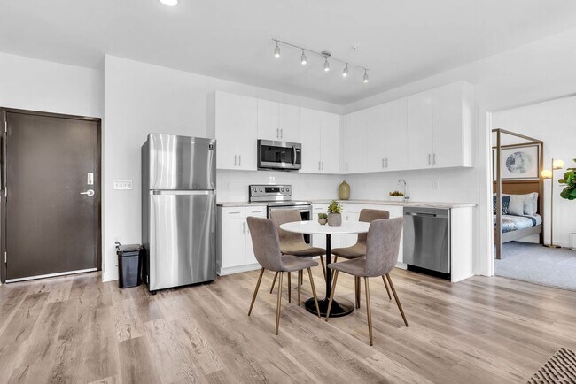 Building Photo - STUNNING MIDTOWN 2BED 2BATH