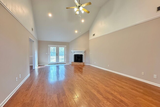 Building Photo - AVAILABLE NOW! (No Pets)