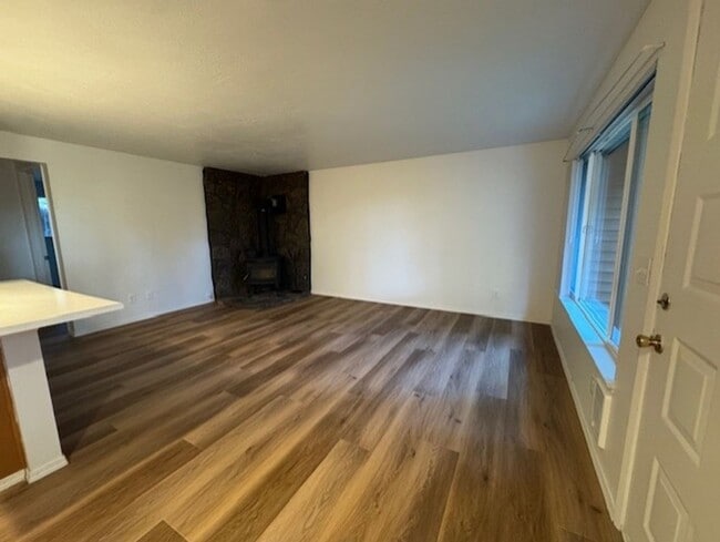 Building Photo - MOVE IN SPECIAL $500 OFF FIRST MONTHS RENT / NE Bend on large lot