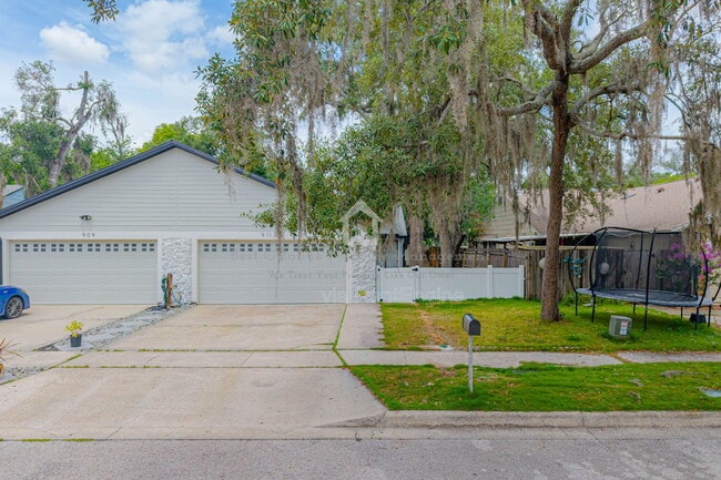 Building Photo - 911 Robinhood Ct
