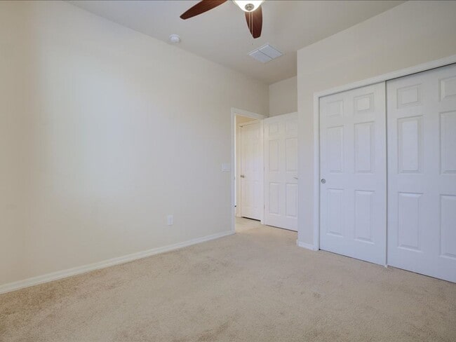 Building Photo - 3 Bedroom 2 Bathroom