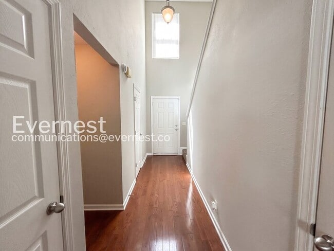 Building Photo - 2 Bed, 2.5 Bath Home with Fenced Yard & Garage / Available Now!