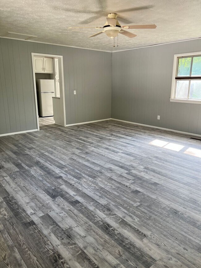 Building Photo - 3 bedroom/2 bath house