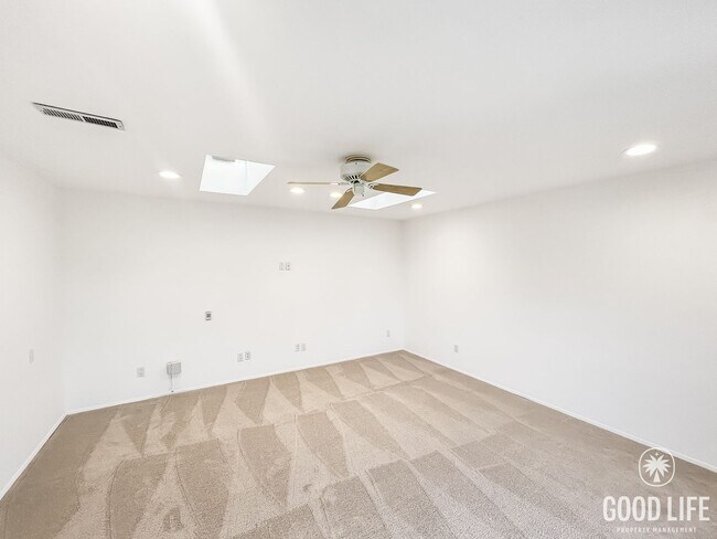 Building Photo - Beautiful 3BD/2BA W/ Private Pool, Garage, and A/C in Ocean Beach!